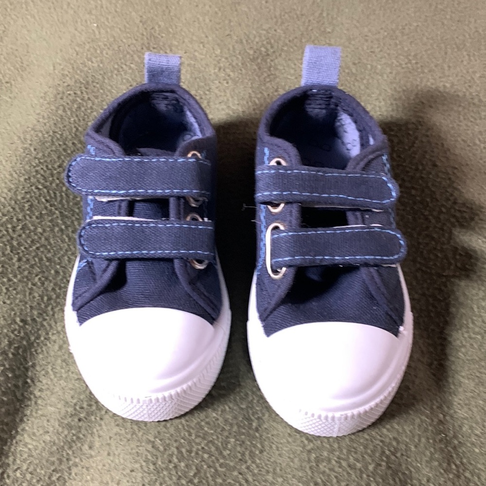 NWOT blue toddler sneakers. Size 5. - Picture 1 of 5